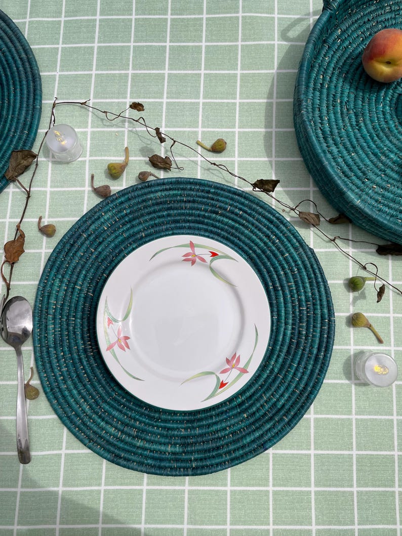Boho palm leaf green placemats, natural placemat, round placemat, hand woven placemat, handmade placemat, table placemat, rustic table decor