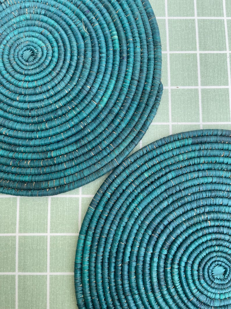 Boho palm leaf green placemats, natural placemat, round placemat, hand woven placemat, handmade placemat, table placemat, rustic table decor